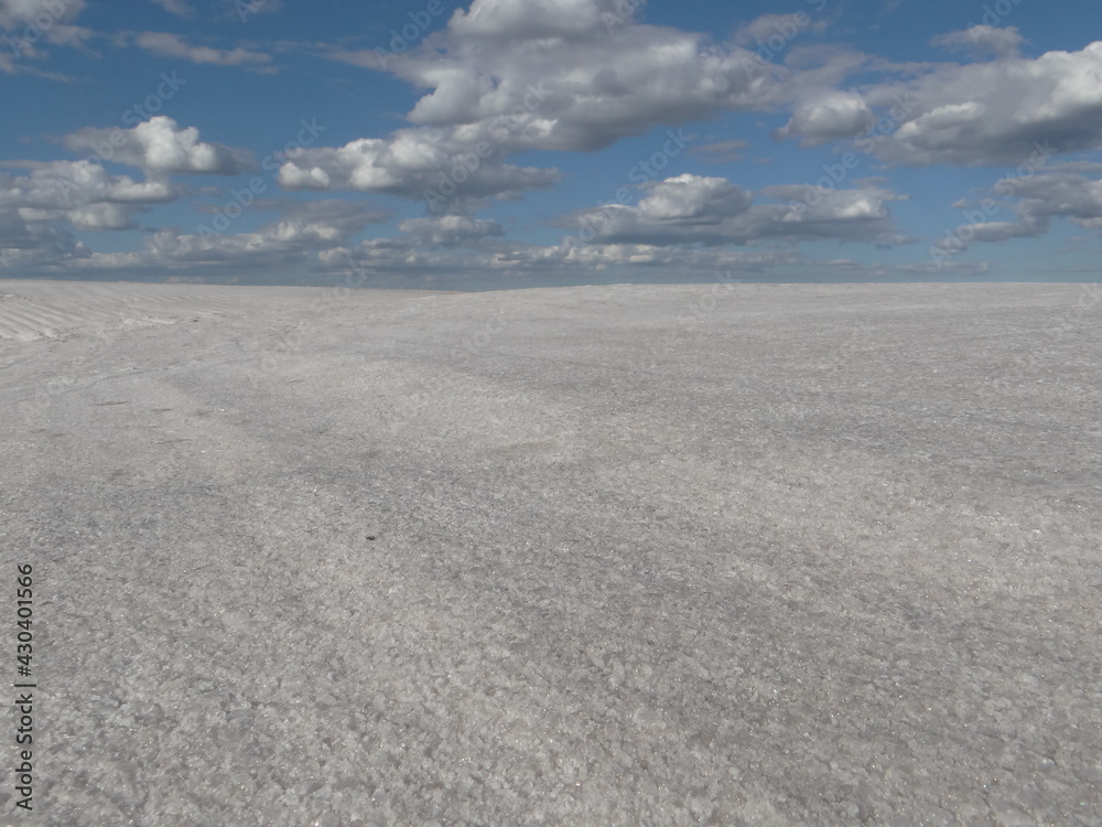 Fototapeta premium floor of salt and sky with clouds