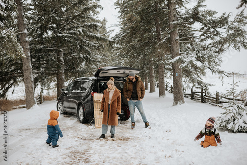 Canada, Ontario, Parents with children next to car