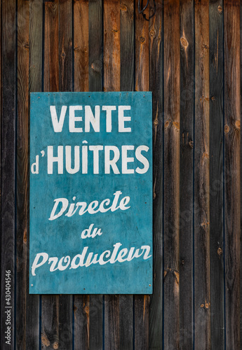 Sign indicating "Oysters sales, directly from the oyster farmer" in French on the port of La Teste de Buch on the Arcachon bay