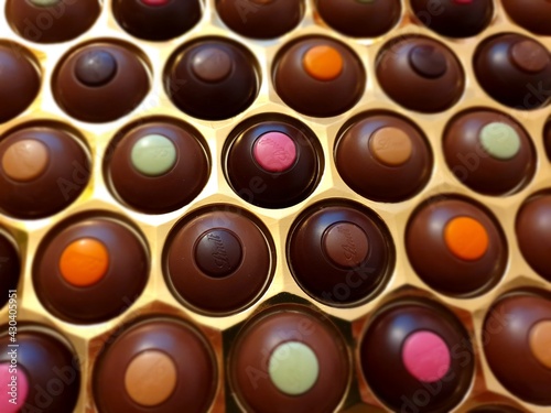 Chocolat Lindt  plusieurs couleur en forme de rond.