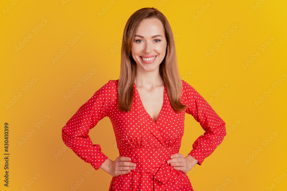 Obraz premium Close-up photo of a woman smiling toothy beaming smile on yellow wall