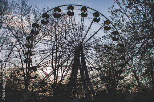 ferris wheel in the park © Vlad Belov