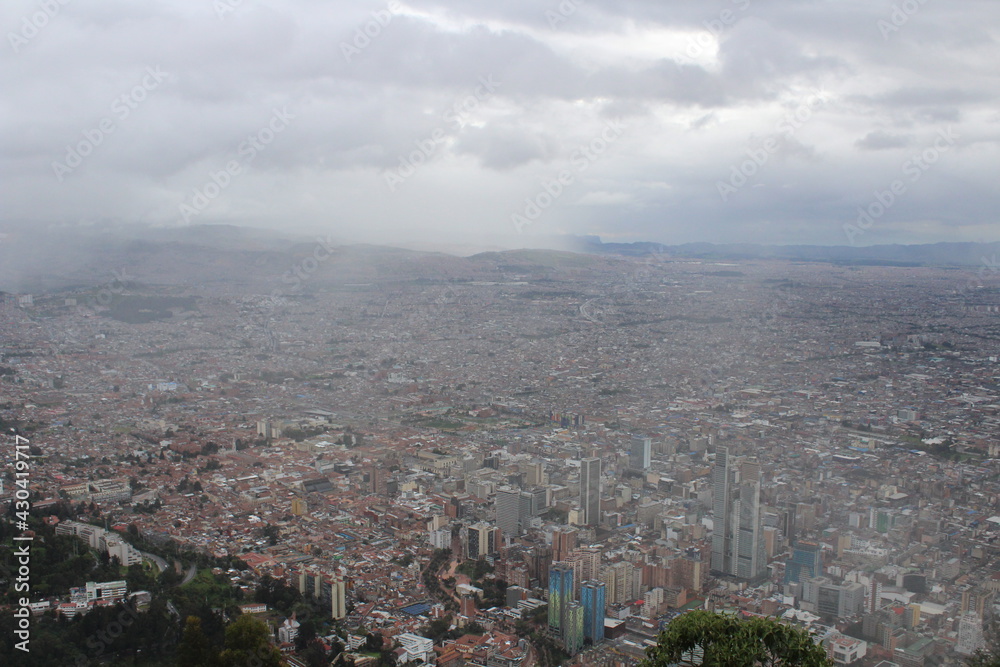 Bogotá con neblina, Panorámica