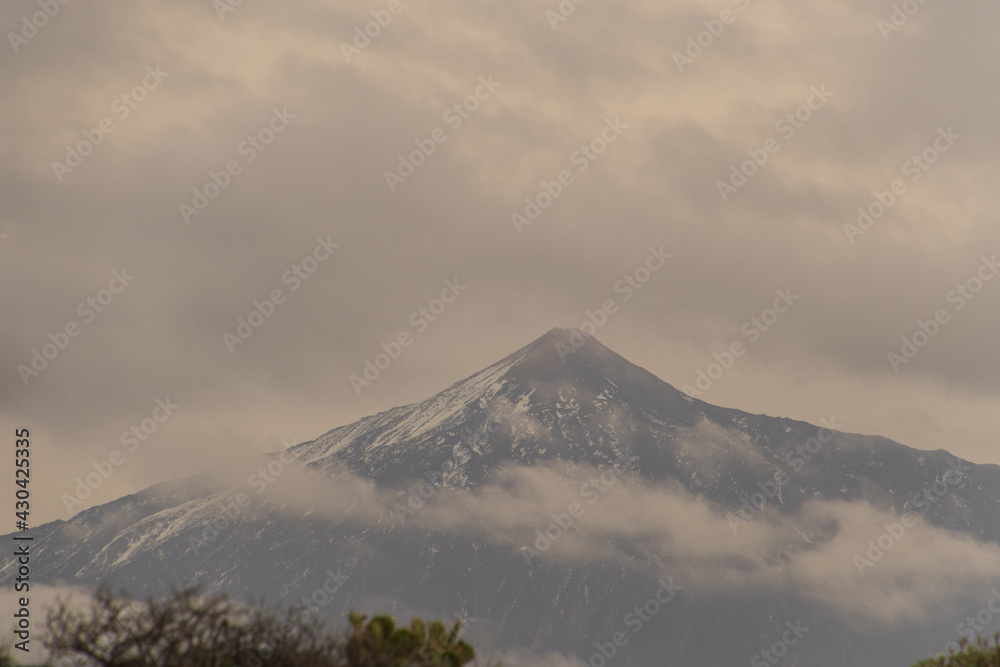 El pico del Teide
con la nieve entre las nubes El pico del Teide
con la nieve entre las nubes