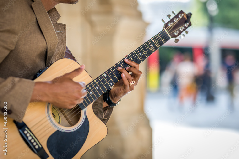 Obraz premium Detail of latin man playing guitar in the street