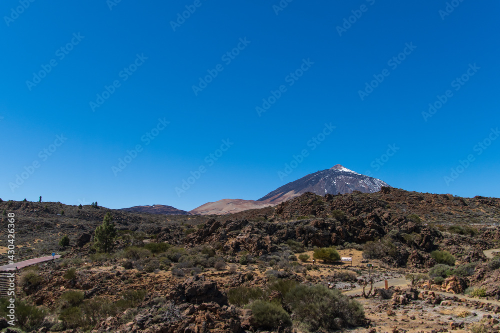 Paisaje con Teide en el fondo del Parque Nacional
Paisaje con Teide en el fondo del Parque Nacional