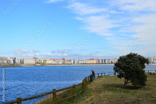 Wallpaper Mural Hombre viendo el mar, A Coruña, España Torontodigital.ca
