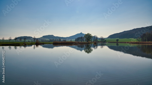 Wasserlandschaft mit Spieglung Burg