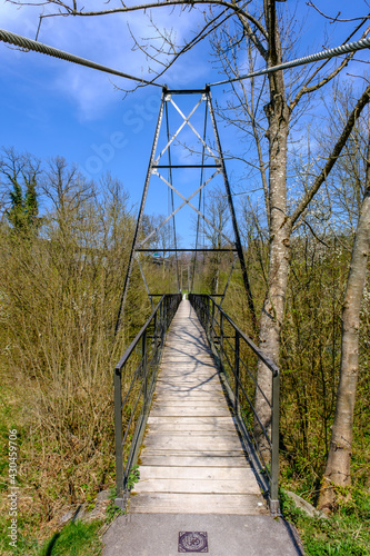 Schöne kleine Hängebrücke über einem Fluss aus Metall und Holz