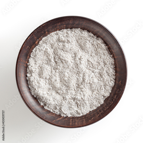 Obraz na płótnie Rye flour in ceramic bowl isolated on white background with clipping path w salonie