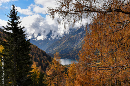 Südtirol, Staller Sattel, Antholzer Tal, Valle di Anterselva, Italien, Herbst, See, Antholzer See, Bergsee, Gebirgssee, Lärche, Wald, Herbstfarben, Berg, Tal, Nadel, Nadeln, Wolken, Wetter, Untersee,  photo