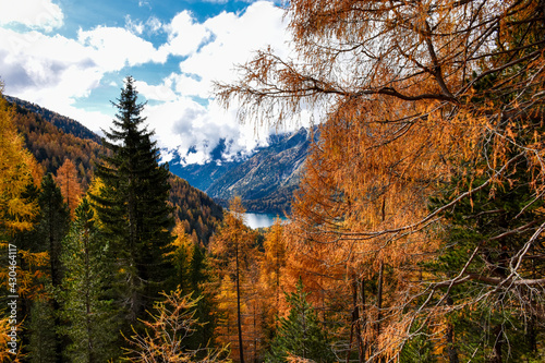 Südtirol, Staller Sattel, Antholzer Tal, Valle di Anterselva, Italien, Herbst, See, Antholzer See, Bergsee, Gebirgssee, Lärche, Wald, Herbstfarben, Berg, Tal, Nadel, Nadeln, Wolken, Wetter, Untersee,  photo