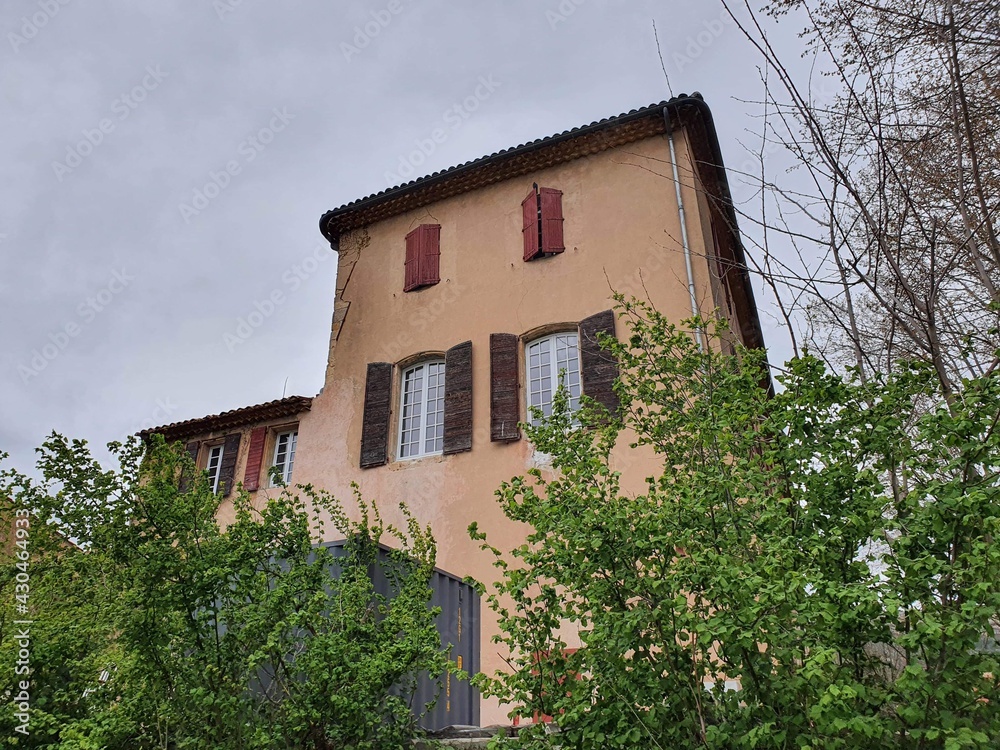 Meyrargues est une commune française, située dans le département des Bouches-du-Rhône en région Provence-Alpes-Côte d'Azur. Elle fait partie de la métropol Meyrargues est une commune française, située dans le département des Bouches-du-Rhône en région Provence-Alpes-Côte d'Azur. Elle fait partie de la métropol
