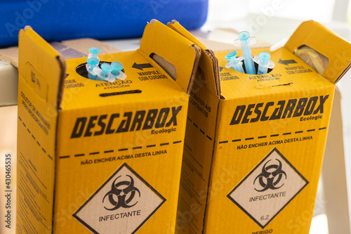 Caixas de descarte de seringas utilizadas na vacinação contra a covid-19.
