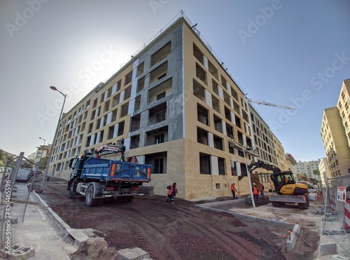 Konstfotografi Chantier constriction d'appartement en provence, avec grue et mur jaune