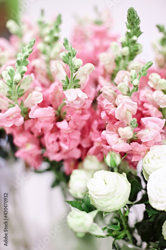 bouquet of pink spring flowers © Kseniia