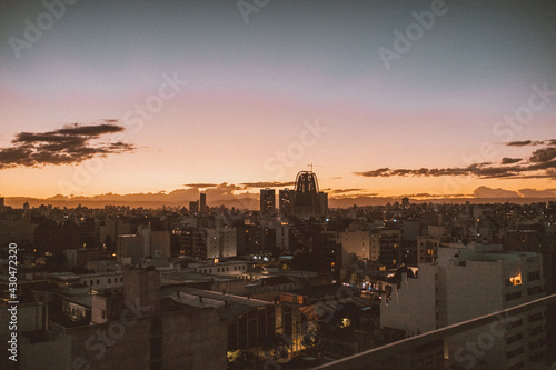 cae el atardecer sobre una ciudad