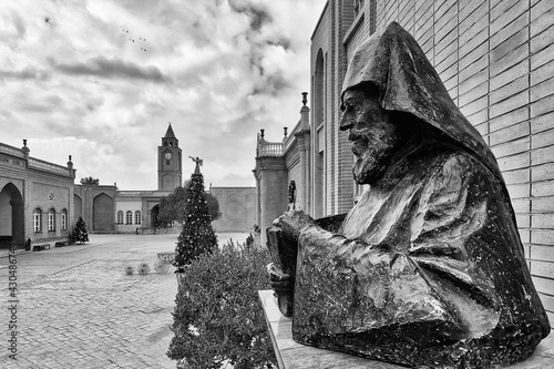 Фотография Grayscale shot of the Statue of an Armenian Patriarch in the Vank Cathedral in I