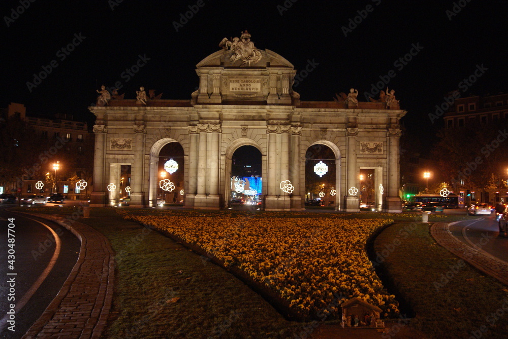 Puerta de Alcalá de noche en Madrid