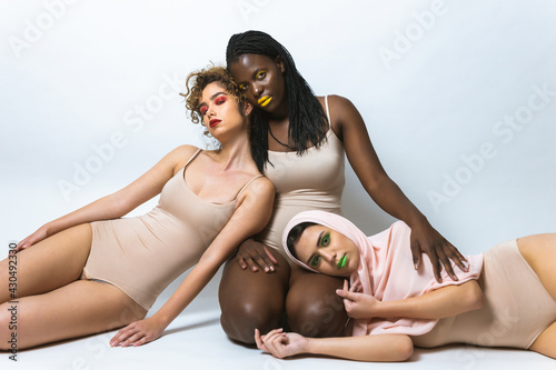 Obraz na płótnie Beauty shot of multiracial group of women