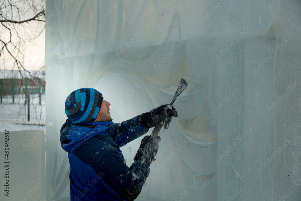 Obraz premium Portrait of a sculptor with a chisel in his hands