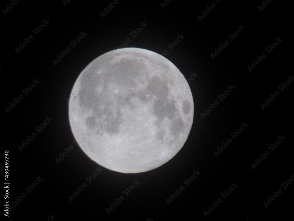Obraz premium full moon over black