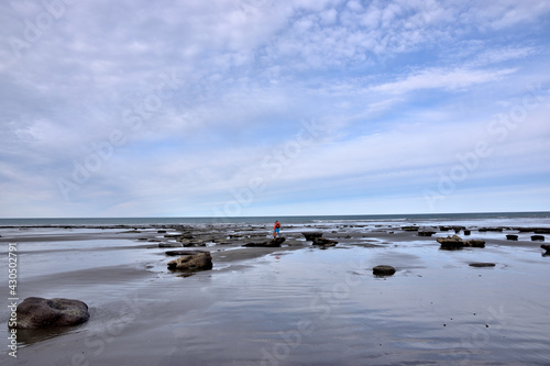 Playa cielo con nubes y rocas en Parque Nacional Monte León