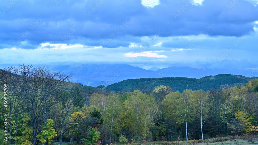 富良野の丘で見た十勝連峰の山並みと黄葉のコラボ情景＠北海道