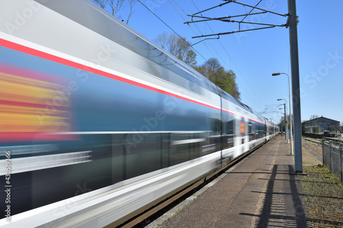 Passage à grande vitesse d'un train Omneo. Effet de filé. Ligne Paris-Rouen-Le Havre. Logo région Normandie