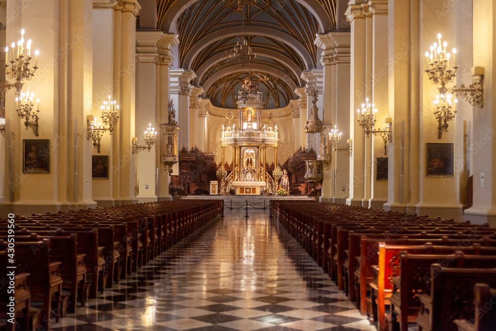 Fototapeta premium Cristianismo catedral escultura religión iglesia altar