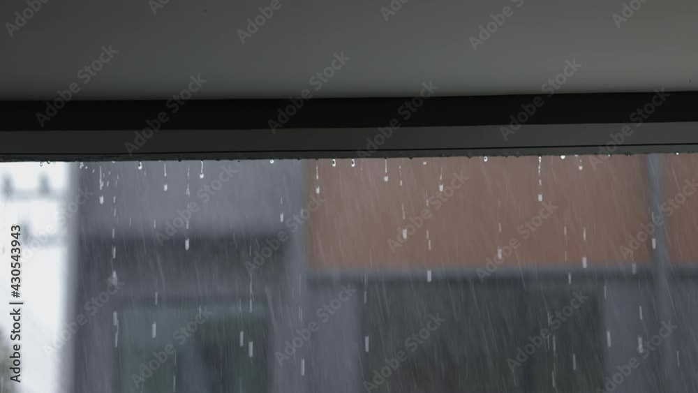 Heavy rain in the eaves, gale winds blow strongly during the rainy season. Depression Storm Heavy rain in the eaves, gale winds blow strongly during the rainy season. Depression Storm