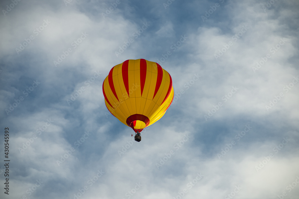 Naklejka premium Hot air balloon is just relieved, and later ready for landing