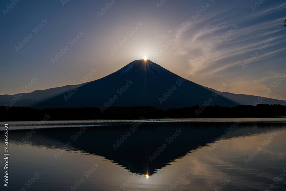 Fototapeta premium 静岡県富士宮市田貫湖のダイヤモンド富士