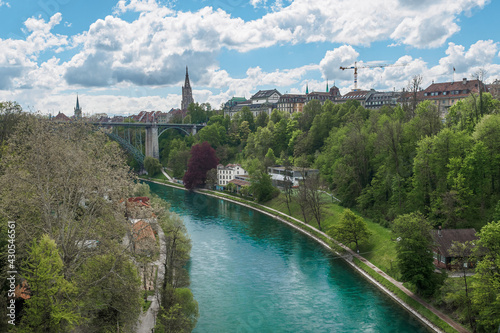 Obraz na płótnie View of the Aare river and the Kornhausbrucke bridge in Bern, Switzerland w salonie