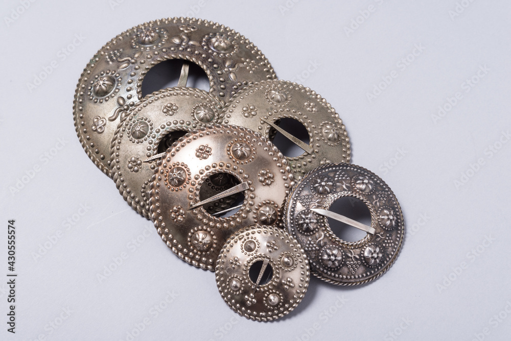 Φωτογραφία Lot of different silver toned metal folk, national brooches, jewelry