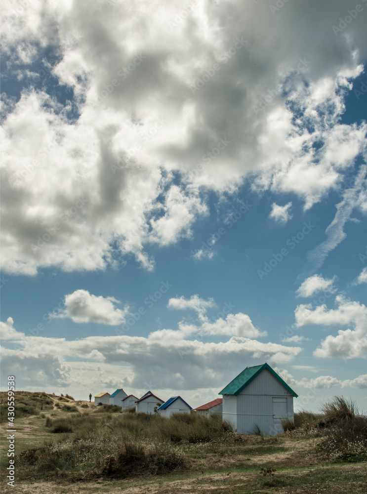 Cabanes de plage à Gouville-sur-Mer, Cotentin, France