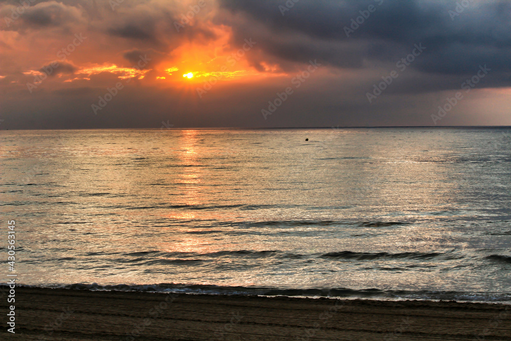 Obraz premium Sunrise on the beach in Arenales del Sol, Alicante