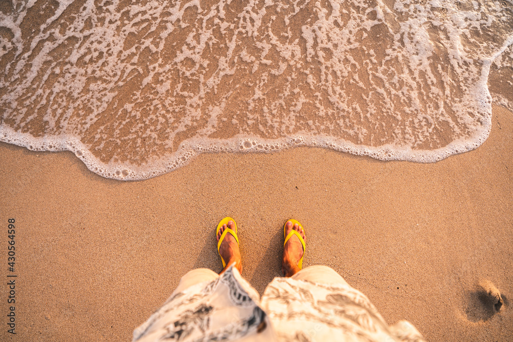 Obraz premium Yellow Flip flops on the beach