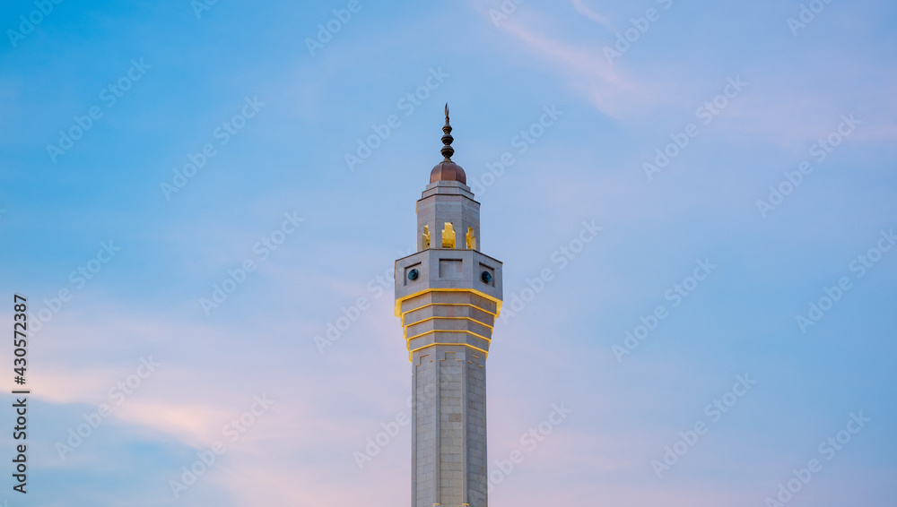 Obraz premium Muslim mosque minaret with dark cloud during the rainy day in Qatar