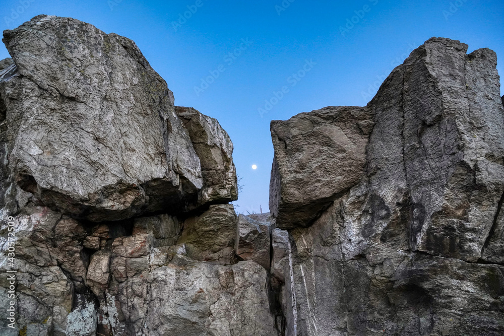 Felsen mit Mond im Hintergrund Feldberg Taunus Hessen