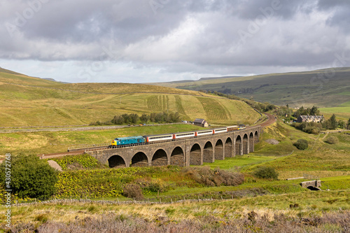 Class 40 No. 40145 works 1Z42 10:35 Appleby to Skipton service over Dandry Mire viaduct at Garsdale.
