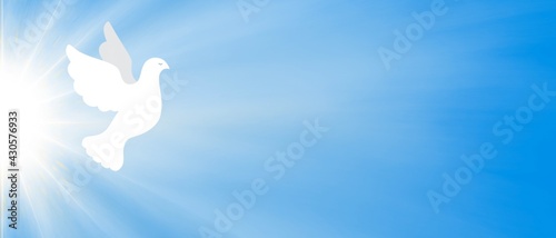 Banner sfondo azzurro colomba pasquale bianca nel cielo. Pasqua. Annunciazione. Pentecoste. Natale. Battesimo. Paradiso. Luce croce raggiante. photo