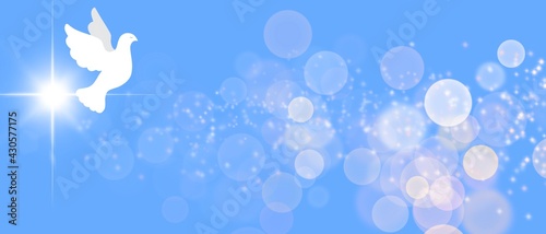 Web banner religioso azzurro cielo Paradiso. Colomba Bianca. Luce Croce Raggiante. Pentecoste. Annunciazione. Pasqua. Natale. Bokeh, stelle, sole. Raggio di luce magica  photo