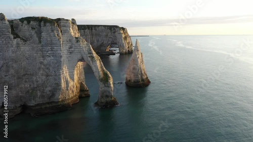 Vue aérienne par drone des falaises d'Etretat, Normandie, France 