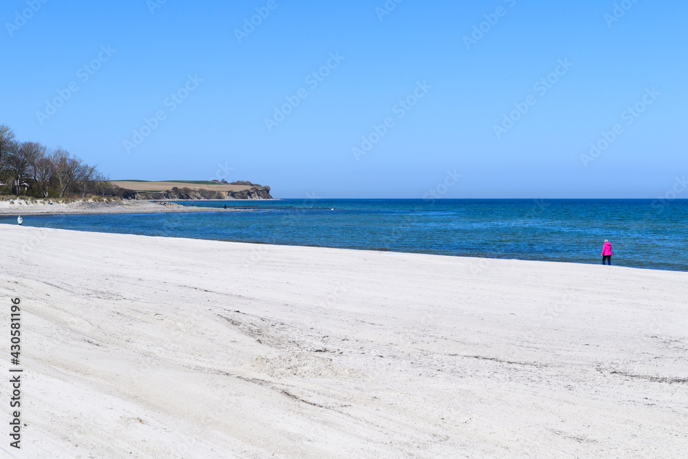 Sandsstrand in Boltenhagen mit Blick auf die Steilküste Sandsstrand in Boltenhagen mit Blick auf die Steilküste
