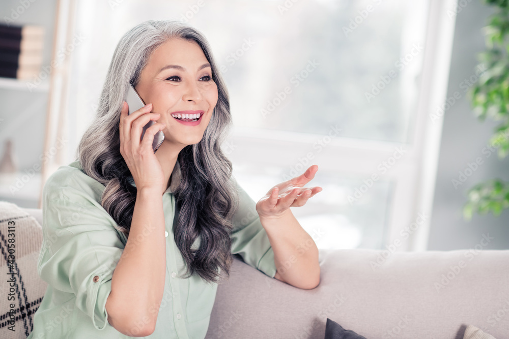Photo portrait of senior woman spending time at home talking on cellphone smiling Photo portrait of senior woman spending time at home talking on cellphone smiling