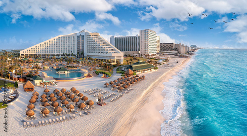 Fototapeta Naklejka Na Ścianę i Meble -  Cancun beach with resorts near blue ocean