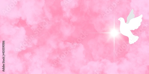 Banner rosa cielo nuvoloso con la colomba pasquale bianca che vola. Croce raggiante. Natale. Annunciazione. Pentecoste. Fede, speranza, amore. Paradiso. Preghiera. Giorno di San Valentino. Libertà. 