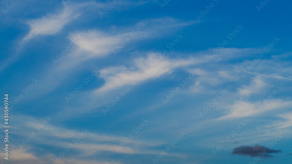 Filets de Cirrus, dans un ciel bleu limpide Filets de Cirrus, dans un ciel bleu limpide