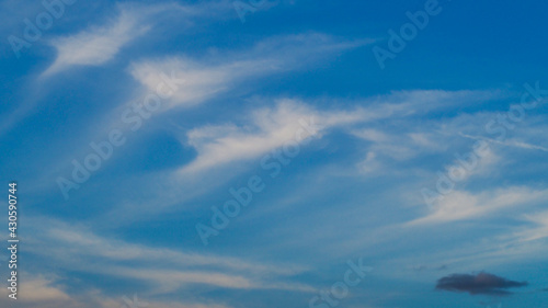 Filets de Cirrus  dans un ciel bleu limpide
